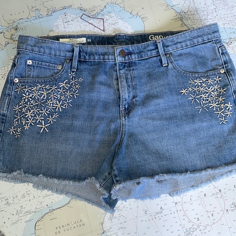 Gap Best Girlfriend shorts. Waist 33”. Embroidered daisies, raw hem.